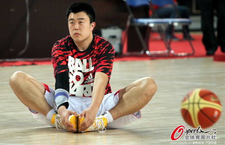 表現(xiàn)全面！字母哥半場9中6拿到13分4板3助1斷 正負值+11