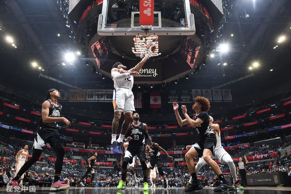 無敵！字母哥借掩護強突遭遇追夢兇狠犯規(guī)摔倒在地 但依然打成2+1