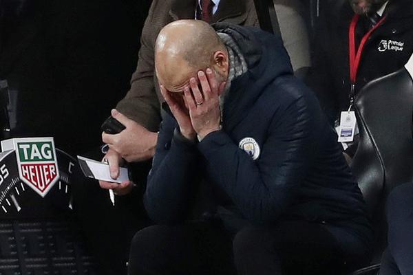 [流言板]亞布塞萊進攻與多爾特頭部相撞后球出界，亞布塞萊表情痛苦