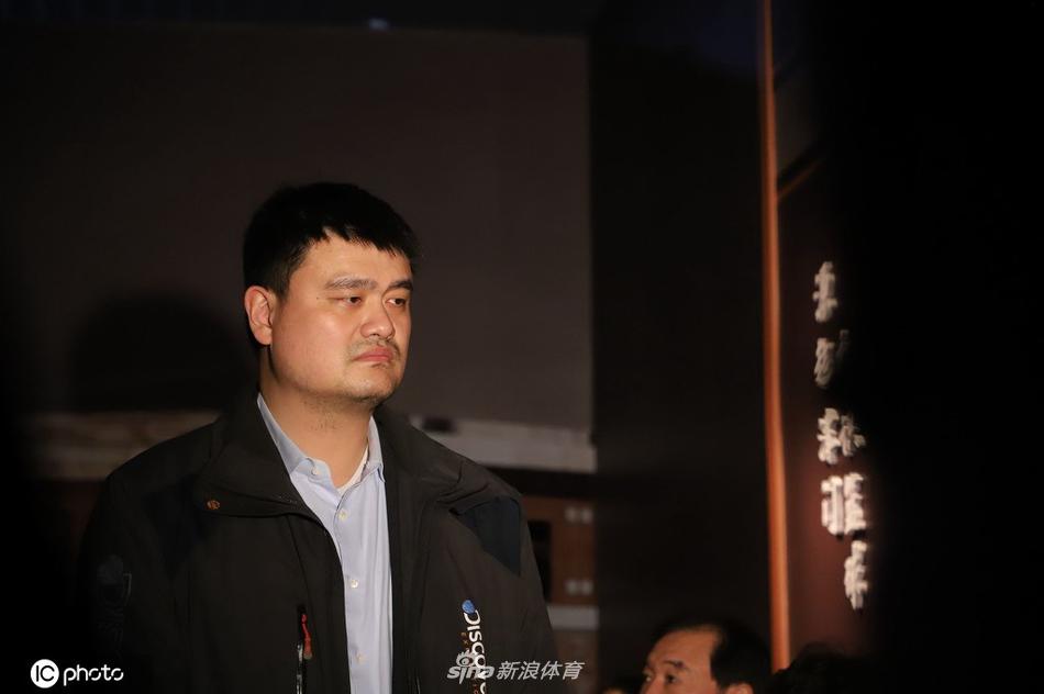 隊記：馬刺預(yù)計將依照賽程連續(xù)客戰(zhàn)湖人，已更換下榻酒店