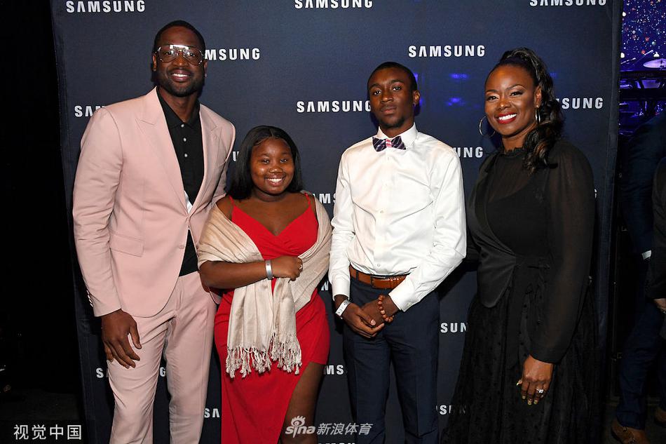 [流言板]輪流發(fā)力！布克借掩護干拔三分也進連拿5分，太陽追至1分