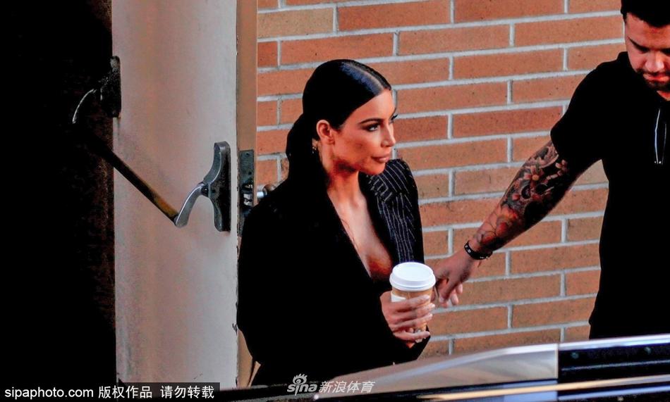 福利對于前期的開局操作來說，可以讓大家開啟更快的升級模式，比如在前期大家可以通過這里的登錄方式來進行簽到，可以通過簽到來直接獲取游戲當中贈送的武將，第一天的話可以給到輸出定位上面的孫策，還有大家在登錄