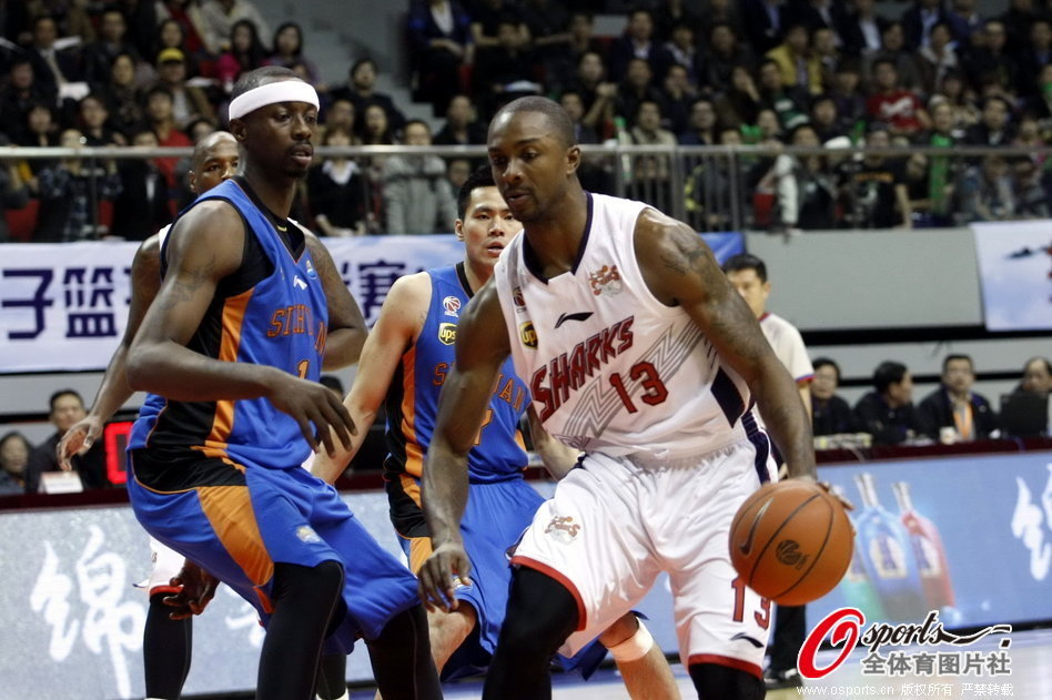 [流言板]輪流發(fā)力！布克借掩護干拔三分也進連拿5分，太陽追至1分