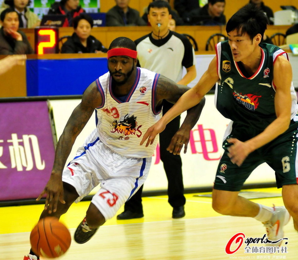 神兵天降！布歇全場14投9中，得到23分12籃板1搶斷