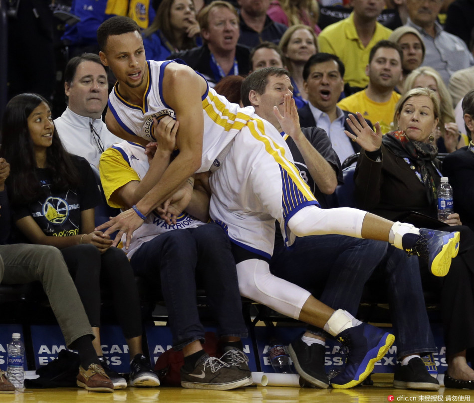 直播吧12月31日訊 近日，特雷·楊身陷交易流言，路威在節(jié)目中談到了此事。他表示“也許是時候考慮其他方向了，歸根結(jié)底，我希望看到特雷·楊開心，同時也希望亞特蘭大老鷹隊能取得成功?！?