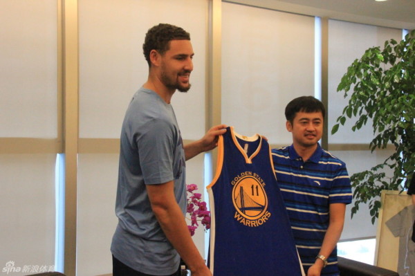 直播吧10月08日訊 世預賽非洲區(qū)D組第9輪，佛得角連扳兩球3-3戰(zhàn)平利比亞，但佛得角在最后時刻遭遇了明顯誤判，下半場補時第5分鐘，佛得角反擊4打1，佛得角球員傳給近點隊友，后者單刀破門，但邊裁舉旗示