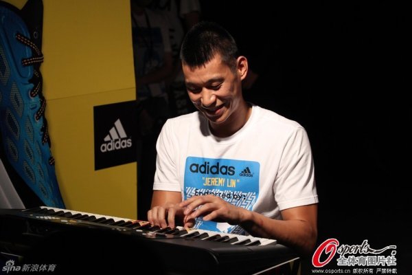 記者：張衛(wèi)昨日舉行婚禮，新鵬城同日官宣他即將離隊