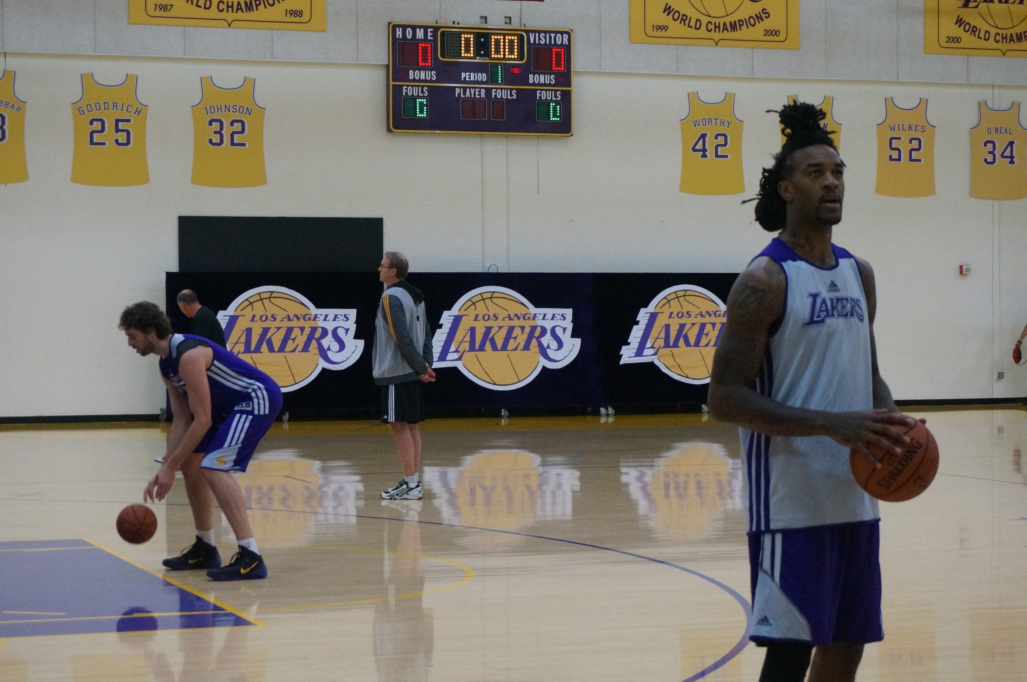 馬卡報：備戰(zhàn)曼城，雷耶斯的兒子被調(diào)入皇馬一隊參加訓(xùn)練