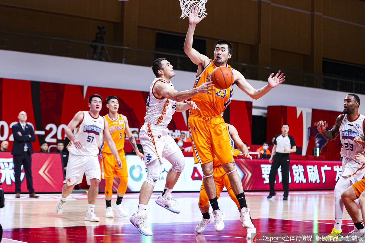 NBA常規(guī)賽，猛龍客場挑戰(zhàn)黃蜂，末節(jié)最后20.1秒時巴雷特上籃打進，兩隊戰(zhàn)成94平。黃蜂進攻回合，拉梅洛·鮑爾殺入籃下命中關鍵上籃96-94反超兩分，只給猛龍留下1.6秒！GIF-三球致勝上籃但隨后猛