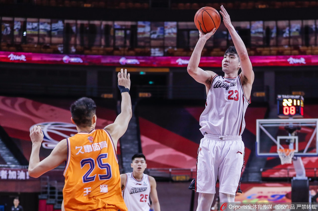 興奮得像個孩子！庫里雜耍上籃打停雄鹿 蹦跳回替補席