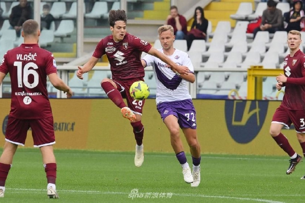 不愧是你！孔蒂不滿霍伊倫被吹犯規(guī)，憤怒質(zhì)疑裁判被出示黃牌冰糖燉雪梨                                                                202