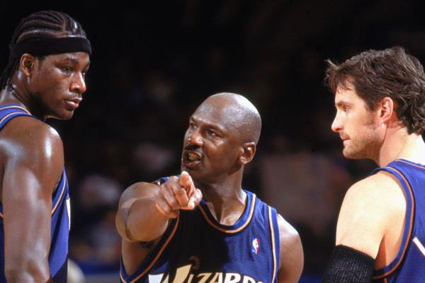 申京被包夾后出現(xiàn)失誤，隨后格林也連續(xù)出現(xiàn)兩次失誤