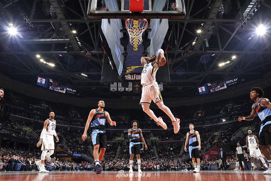 賽季至今鮑威爾場均得分比上賽季高9.8分，聯(lián)盟第一