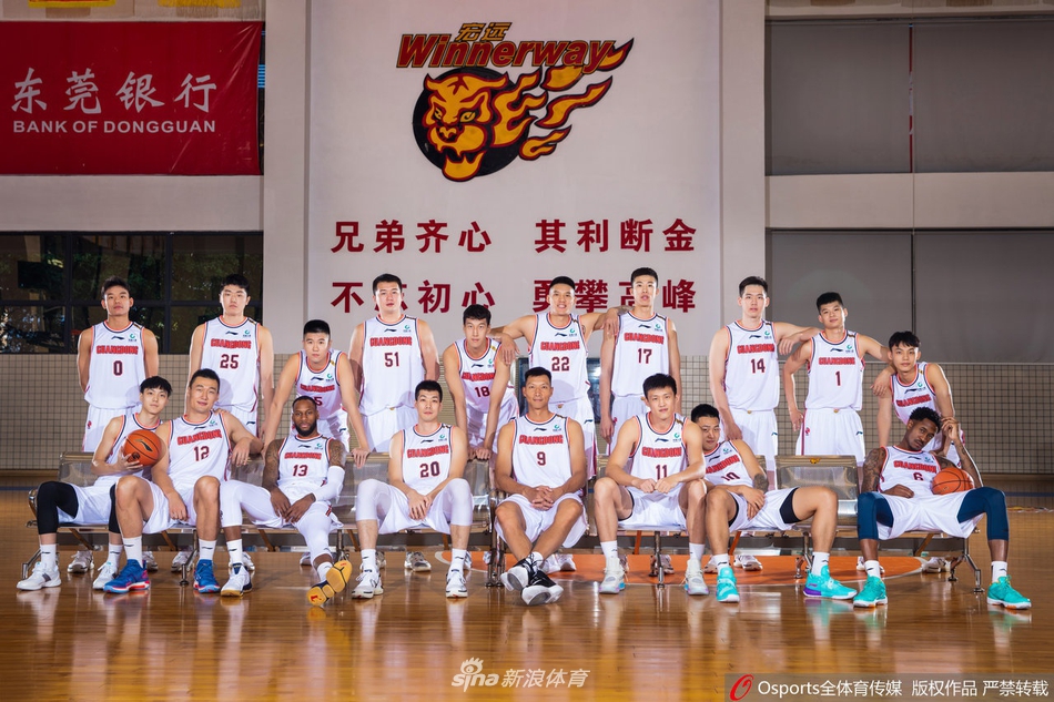 魅力四射！性感名媛Anastasia觀戰(zhàn)湖人 布朗尼&格里芬是其粉絲