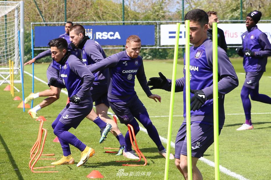 伯恩利主帥：上半場我們踢得不錯，但比賽勢頭是難以名狀的東西