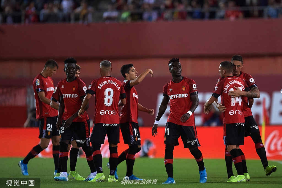 任勞任怨！比爾本場替補出戰(zhàn)，賽中一直面帶笑意