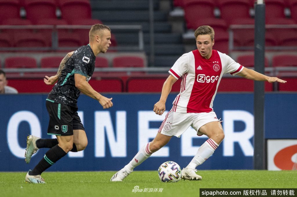 任勞任怨！比爾本場替補出戰(zhàn)，賽中一直面帶笑意