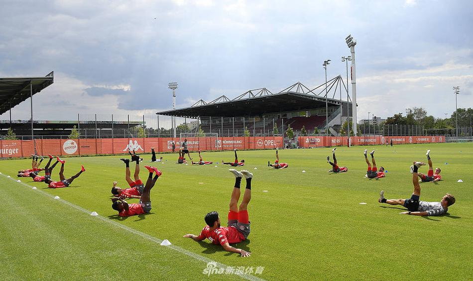 根據(jù)你的實際排名，你可以領取對應的獎勵。通過點擊右上角菜單中的【排名】來查看自己的排名。個人排名：區(qū)服內(nèi)創(chuàng)建的角色等級確定排名順序1. 可以查看游戲區(qū)服內(nèi)排名前100的角色在等級排名、昵稱、公會以及之