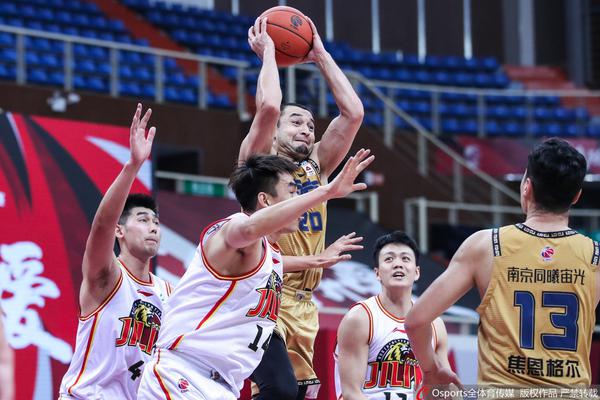 火藥味！追夢霍蘭德對抗后發(fā)生口角，隨后被隊友拉開