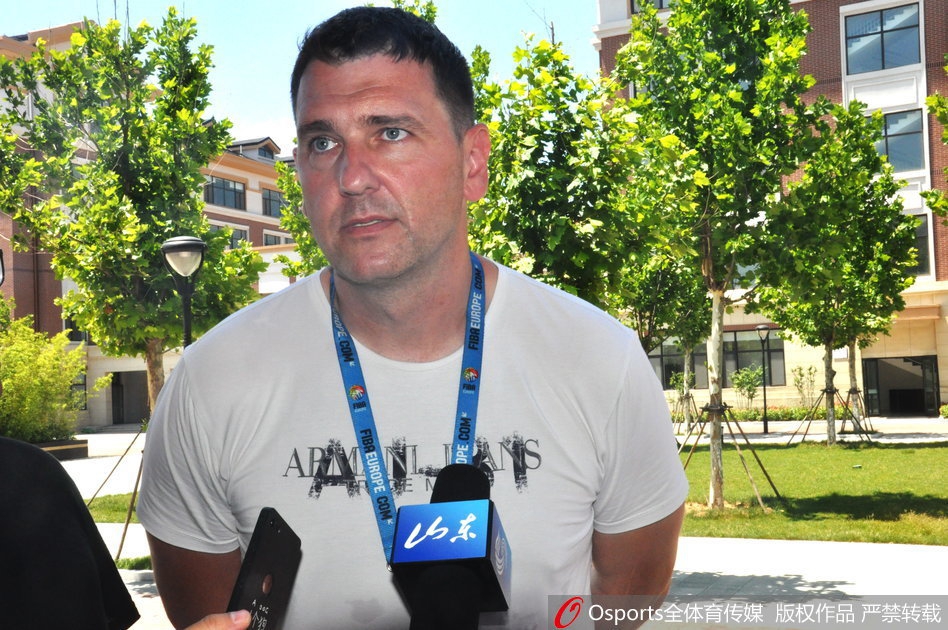 馬卡報：備戰(zhàn)曼城，雷耶斯的兒子被調(diào)入皇馬一隊參加訓(xùn)練