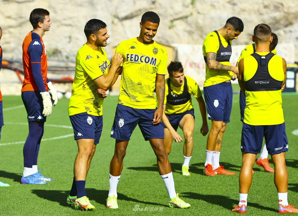 任勞任怨！比爾本場替補出戰(zhàn)，賽中一直面帶笑意