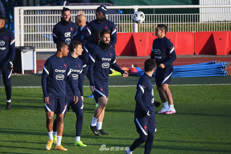 人都去哪了？三球擋拆后順步突破直接殺入籃下 輕松命中反超上籃