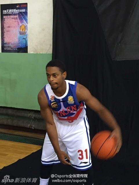 姆巴佩曬領取月最佳獎杯照片：非常感謝大家，對陣阿拉維斯加油！