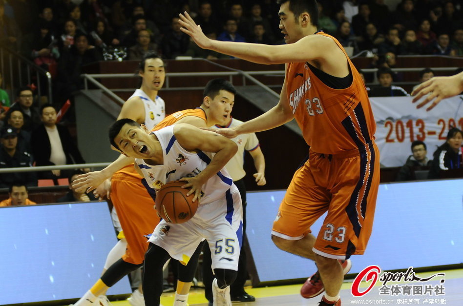 弗蘭克被拍到用帶阿森納logo杯子喝水 賽后回應：不是故意的