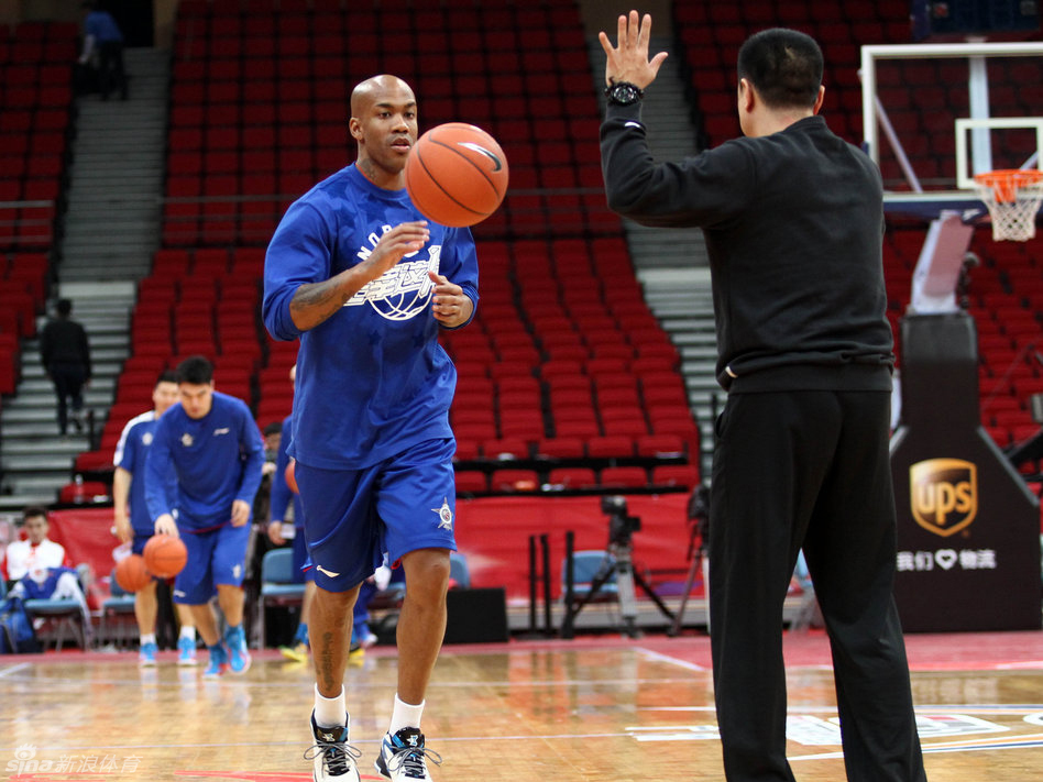 直播吧10月09日訊 據(jù)名記Shams報道，消息人士透露，騎士有意簽下自由球員馬利克-比斯利。據(jù)報道，雖然加蘭能在賽季初期回歸，但斯特魯斯會因傷缺席一段時間，騎士希望簽下比斯利來填補空缺。但據(jù)了解，比