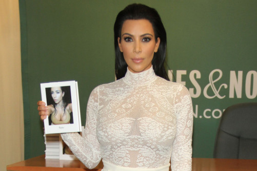 危險！卡佩拉被切球后打到杜蘭特面部，杜蘭特掩面非常痛苦