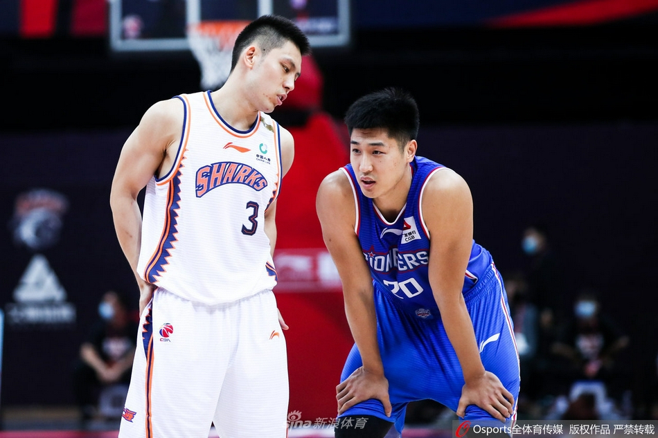 抽象！費蘭單刀射門被撲+倒地補射中橫梁，但被吹越位在先