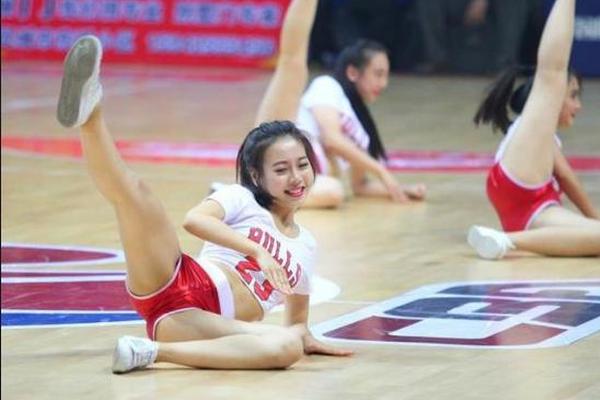 巴塞羅那當?shù)貪h堡店借用亞馬爾弟弟做宣傳：喜歡吃再送你100個