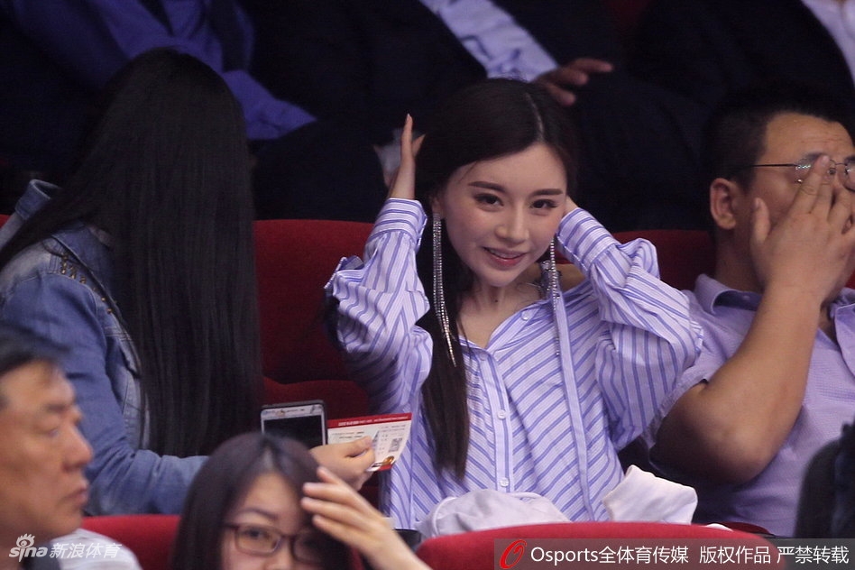 任勞任怨！比爾本場替補出戰(zhàn)，賽中一直面帶笑意