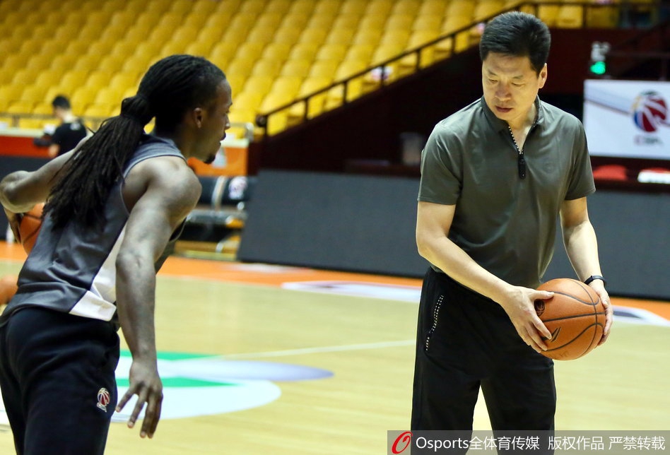 [流言板]恢復(fù)神速！前幾日腳無法承重的東契奇，今日自己走回更衣室