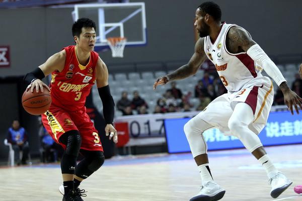 踩踏染紅！西蒙斯致歉：范戴克是我的隊長 絕不會故意傷害任何人