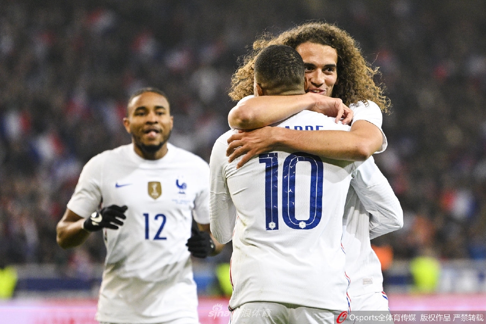 任勞任怨！比爾本場替補出戰(zhàn)，賽中一直面帶笑意