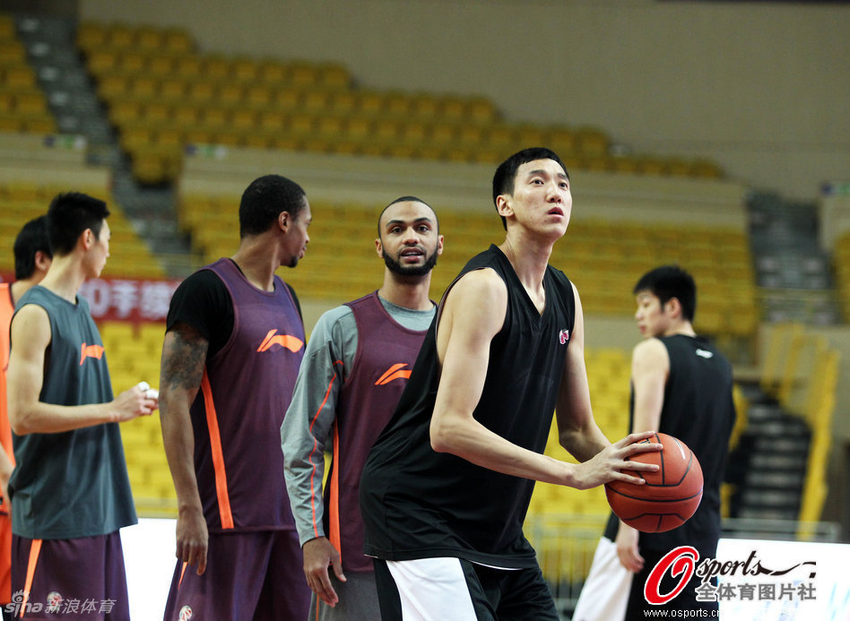 每體：巴薩希望續(xù)約中場小將胡安·埃爾南德斯，已談判數(shù)月