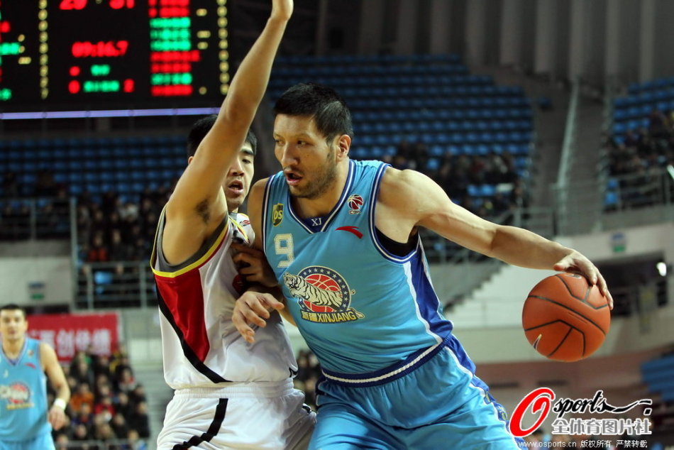 新秀配合！19號秀特拉奧雷反擊騷氣背傳 27號秀沃爾夫要扣被犯規(guī)