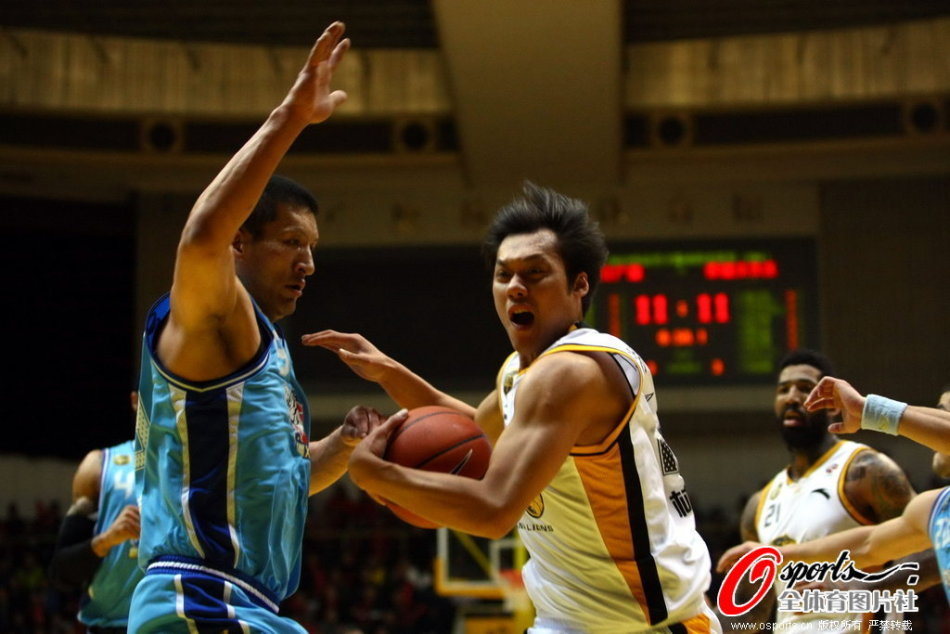 直播吧1月8日訊 昨天NBA常規(guī)賽，騎士120-116戰(zhàn)勝步行者。今日NBA官方出示了本場裁判報告，出現(xiàn)1次漏判對步行者有利。第四節(jié)剩19秒，內(nèi)姆哈德在擋拆結束后試圖擺脫時，手臂勾住了阿倫的腿，這一接